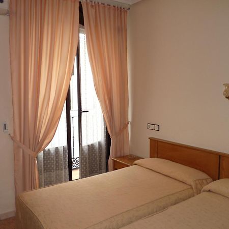 Hostal Fernandez Madrid Luaran gambar