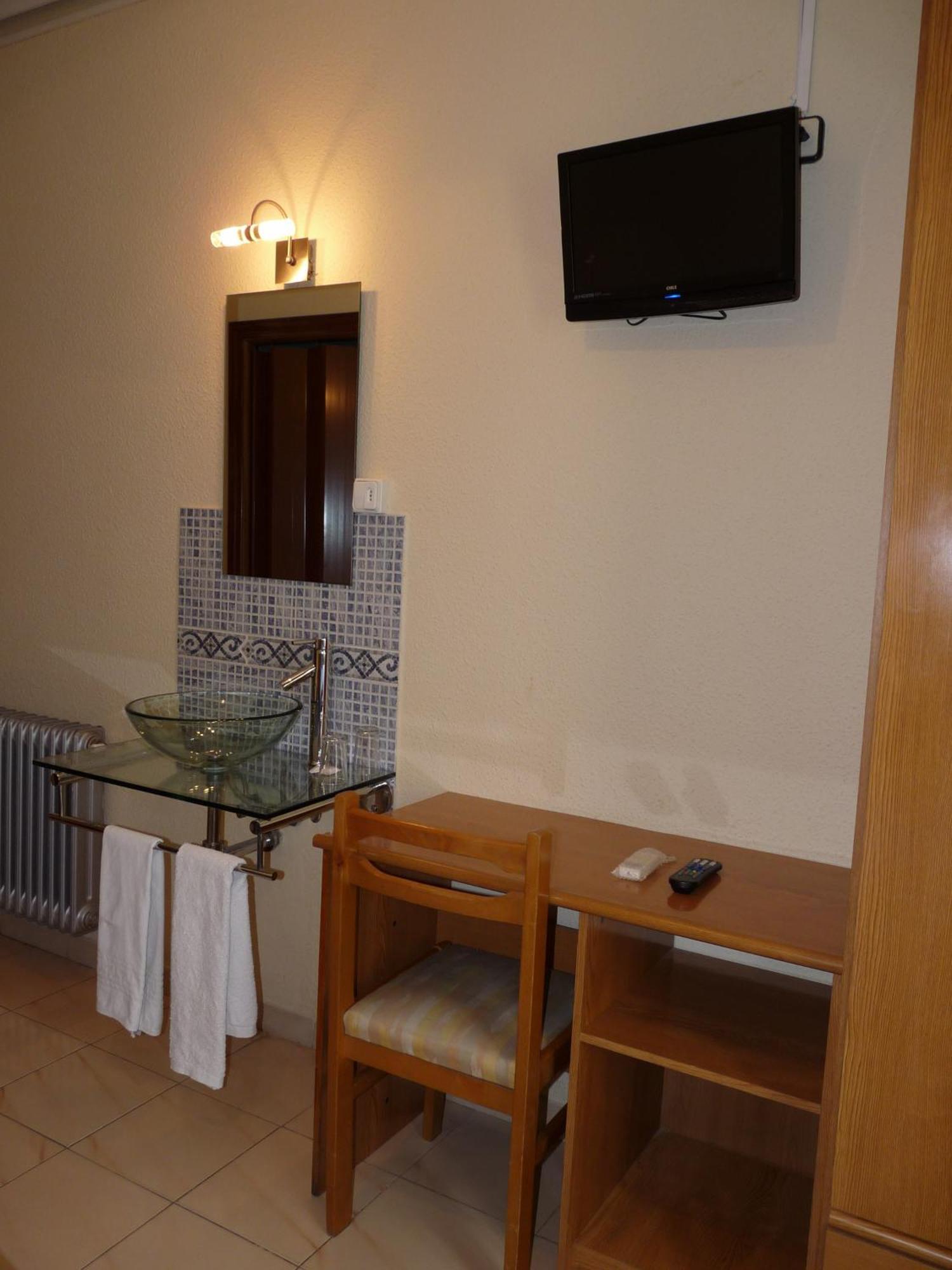 Hostal Fernandez Madrid Luaran gambar