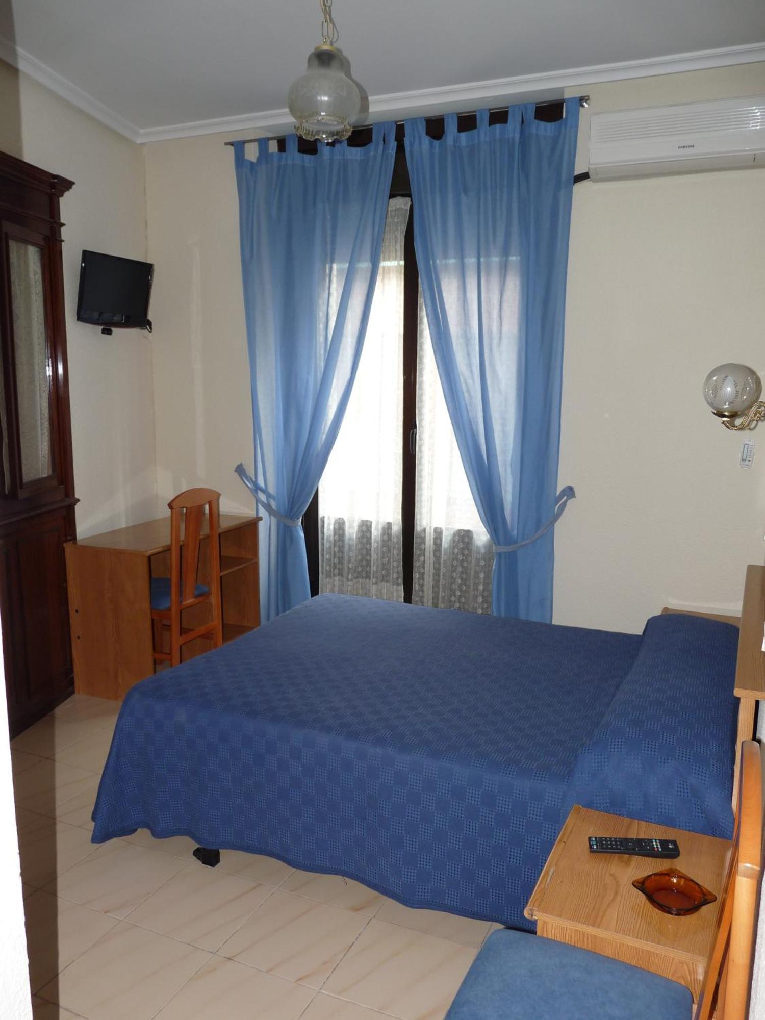 Hostal Fernandez Madrid Luaran gambar