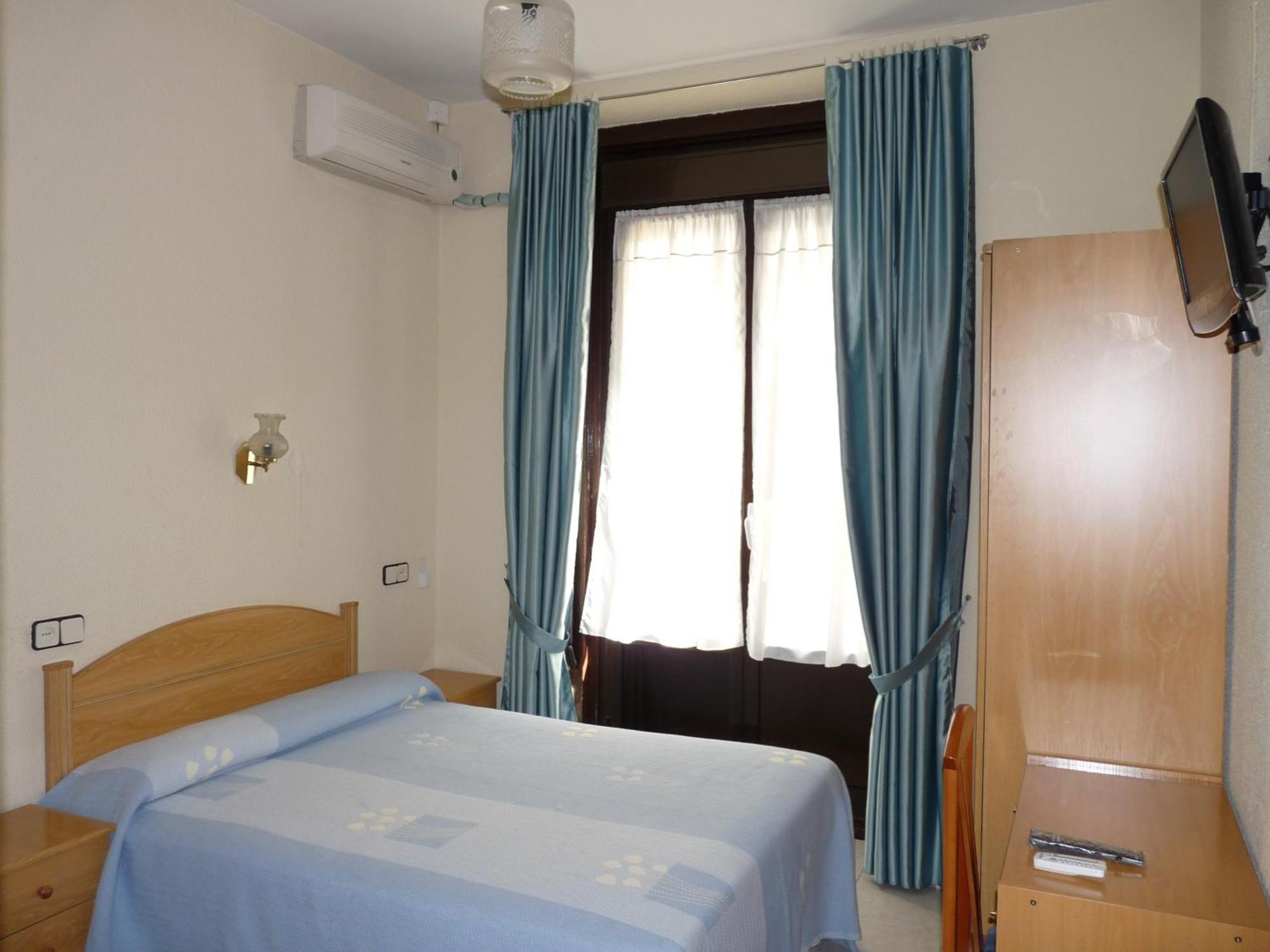 Hostal Fernandez Madrid Luaran gambar
